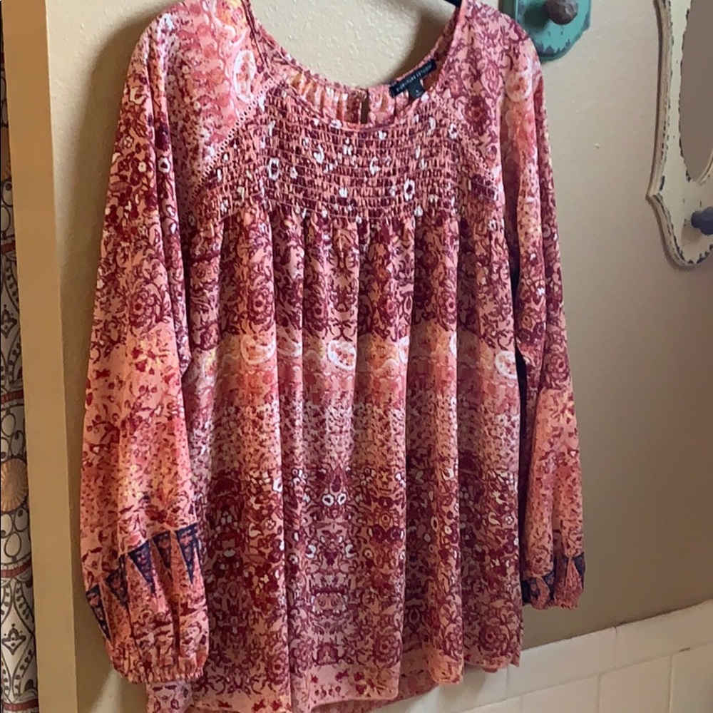 Signature studio patterned top